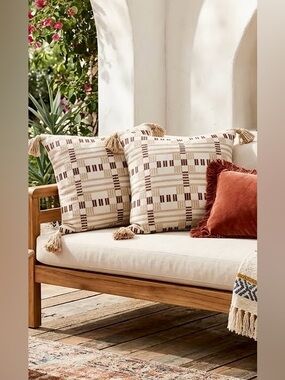 Hampton Bay Woven Plaid Boho Outdoor Throw Pillow 20x20 Putty Geo TasselsLIKENEW